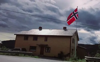 a british flag flying on top of a house at Knobelauch Family Home, Valdres in Vøle
