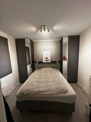 a bedroom with a large bed in a room at Leilighet på Byåsen, i nærheten av Granåsen in Trondheim