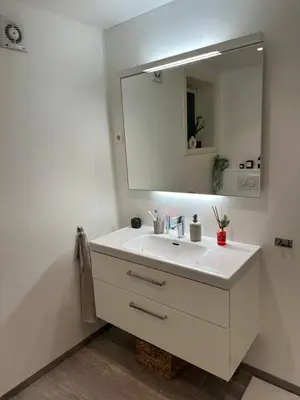 a bathroom with a white sink and a mirror at Leilighet på Byåsen, i nærheten av Granåsen in Trondheim