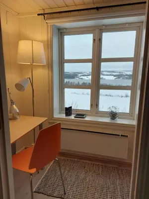 an office with a window and a desk and a chair at Huset med utsikt til innsjøen -8 min til Gjøvik sentrum in Gjøvik