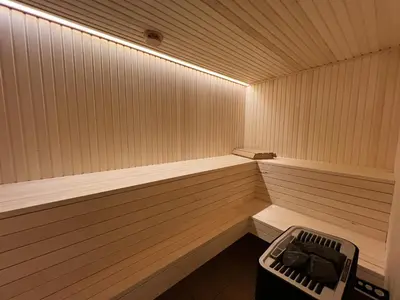 a small sauna with a trash can in it at Bjørndalenhytta in Beitostøl