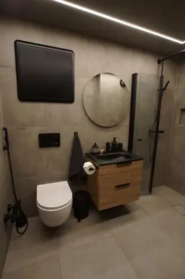 a bathroom with a toilet and a tv on the wall at Comfort Apartment in Lone Only 20 minutes away from the heart of the city! in Bergen