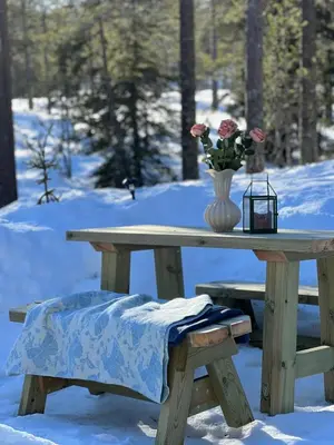 a picnic table with a vase of flowers on it at Veslekoia - Grandmas Cabin in Øksna