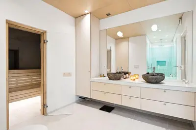 two sinks in a bathroom with two mirrors at Sjarmerende leilighet med utsikt, spa-bad og park in Bergen