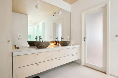two sinks in a bathroom with two mirrors at Sjarmerende leilighet med utsikt, spa-bad og park in Bergen