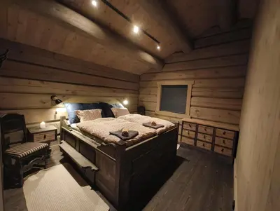 a bedroom with a bed in a log cabin at Bånseterlodgen in Favang