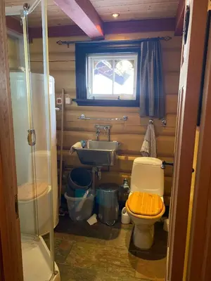 a small bathroom with a toilet and a sink at Kvenahytta in Markegardlian