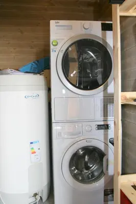 a washer and dryer next to a washing machine at Sjusjøen Hytteutleie AS in Sjusjøen