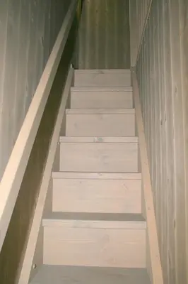 a set of stairs in a room with green walls at Sjusjøen Hytteutleie AS in Sjusjøen