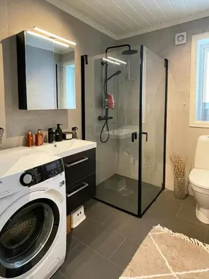 a bathroom with a washing machine and a shower at Cozy Cabin With Ski-Inout At Raulandsfjell in Rauland