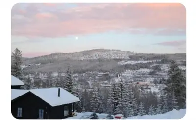 a house in the snow with a mountain at Trysil turistesenter liten leilighet in Trysil