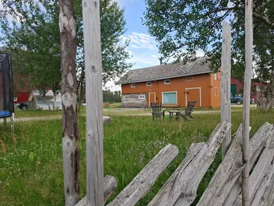 a wooden fence in front of a house at Leilighet i stall fra 1800-tallet in Os