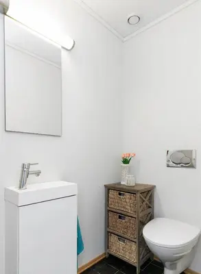 a bathroom with a toilet and a sink at 4 roms leilighet ved Fosshaugane Campus in Sogndal