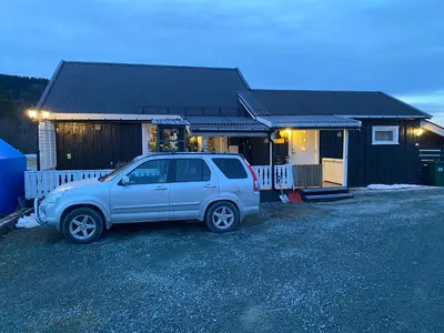 a white suv parked in front of a house at Hus til leie under VM 2025 in Ler