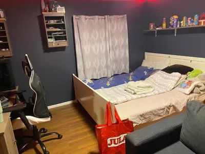 a bedroom with a bed and a desk and a chair at Hus til leie under VM 2025 in Ler