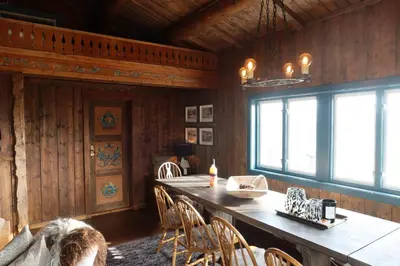 a dining room with a long table and chairs at Sjarmerende hytte på Geilo med 5 soverom in Geilo