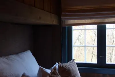 a bedroom with a bed and a window at Sjarmerende hytte på Geilo med 5 soverom in Geilo