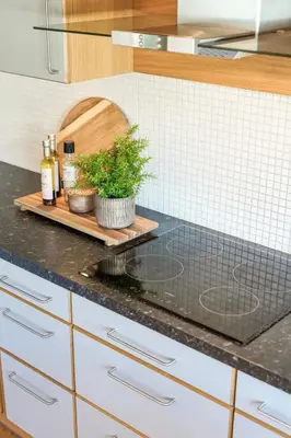a counter with two bottles of wine and a plant at Moderne rekkehus nært Ålesund in Valderøya