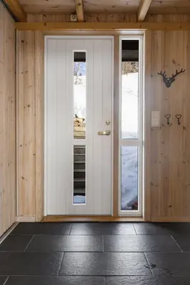 a room with a white door and windows at Panoramautsikt i Valdres Perfekt for ski og fjellturer året rundt in Aurdal