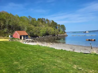 a house on the shore of a beach at Nygjerdet Gossen in Gossa