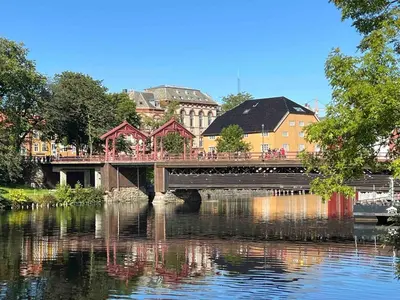 a bridge over a river with buildings in the background at Du vil elske å bo her! Et lite, men koselig sted med perfekt beliggenhet! in Trondheim