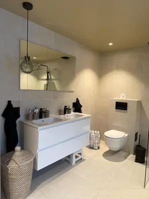 a bathroom with a white sink and a toilet at Stor enebolig med stor inngjerdet hage og lekestativ! Perfekt for barnefamilier in Jevnaker