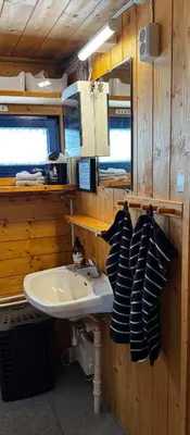 a bathroom with a sink and a mirror at Ål-hytte i Snertingdal på solrik tomt med suveren beliggenhet in Gjøvik