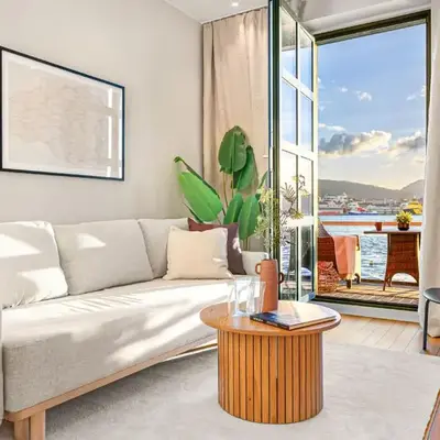 Heimby Homes - Balcony above the sea