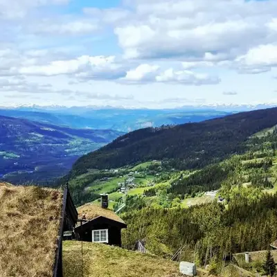 Tømmerhytte i Valdres med panoramautsikt over fjellene
