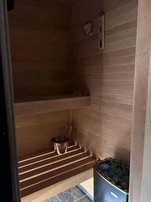 a small wooden sauna with a bucket in it at Veltelia Resort in Nes i Ådal