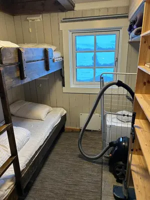 a room with two bunk beds and a hose at Bjønnhiet in Trysil