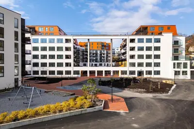 a large white building with a lot of windows at Helt ny leilighet Ytre Sandviken in Bergen