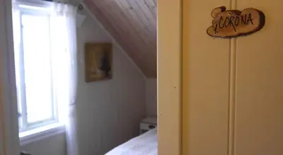 a bedroom with a bed and a sign on the wall at Jordbærstova Feriehus in Valldal