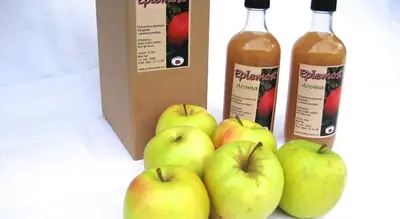 a group of apples next to two bottles of wine at Jordbærstova Feriehus in Valldal