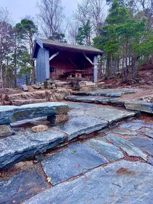 a stone walkway leading to a small building with a stone sidx sidx sidx at Bispen Villa Utsikten in Åndalsnes