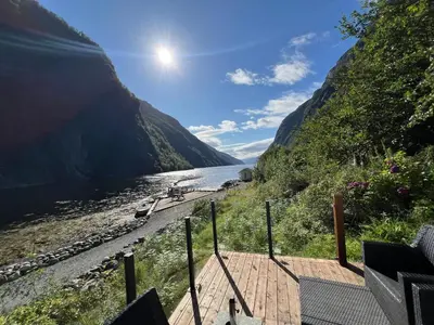a view of a river with the sun in the background at Hylen in Kvilldal