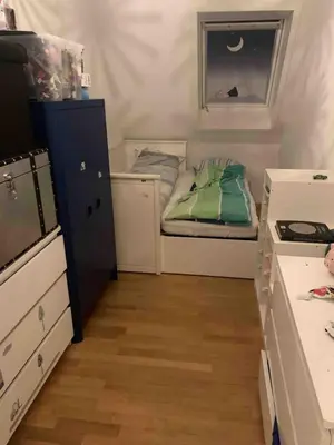 a small bedroom with a small bed and a dresser at Romslig leilighet med to soverom pluss hems med dobbeltseng in Bergen
