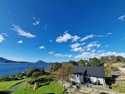 a house on the shore of a body of water at Færøya 49 in Nekkøyane
