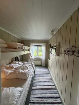 a room with two bunk beds and a window at Tuddal Hyttegrend, GAMLESTUGU, Telemark in Tuddal