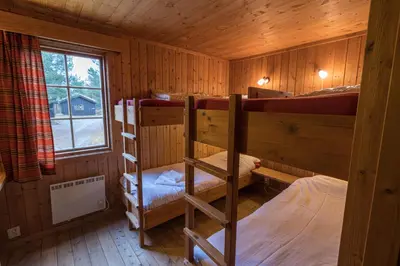 a room with two bunk beds in a cabin at Lemonsjø Fjellstue og Hyttegrend in Randsverk