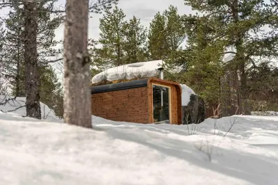 a wooden dog house with a snow covered roof at Lemonsjø Fjellstue og Hyttegrend in Randsverk
