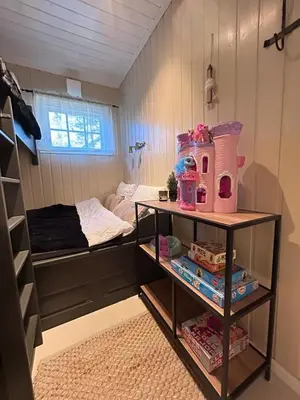a small bedroom with a bunk bed and a bunk bed at Gvelvåsen Panorama, Blefjell, family cabin with view and nature in Flesberg