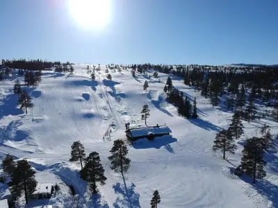 a ski slope with a ski lift in the snow at Gvelvåsen Panorama, Blefjell, family cabin with view and nature in Flesberg