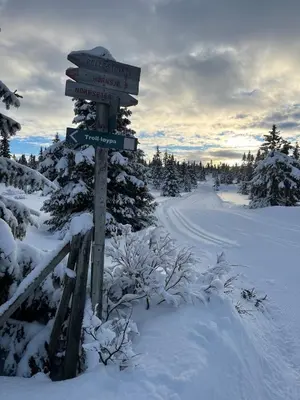a street sign in the snow on a road at Leilighet i Lillehammer med gratis parkering in Lillehammer