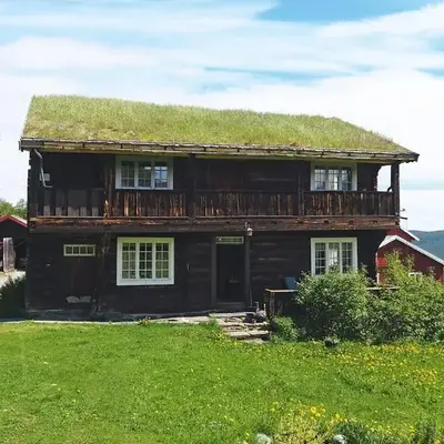 Koselig tømmerhus på gammel gård i Skåbu