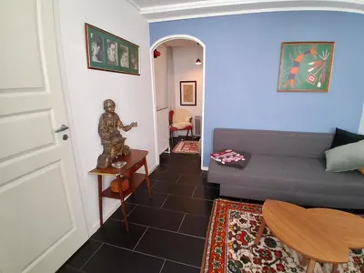 a living room with a couch and a table at Appartement calme et central sur Bergen in Bergen
