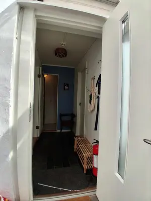 a hallway with a door open to a room at Appartement calme et central sur Bergen in Bergen
