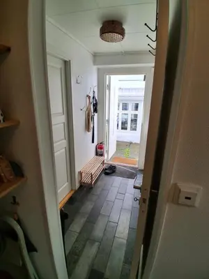 a hallway with a door and a room with a floor at Appartement calme et central sur Bergen in Bergen