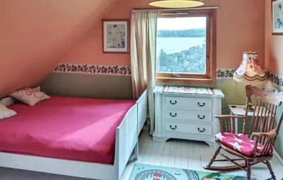 a childs bedroom with a pink bed and a window at Beautiful Home In Urangsvåg in Rolvsnes