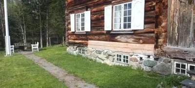 a log cabin with windows on the side of it at Gravraakstuggu in Storneve